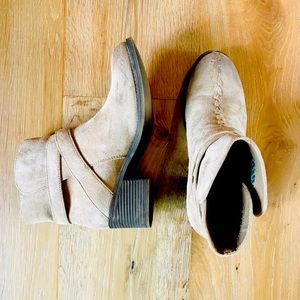 Billabong tan faux suede boots